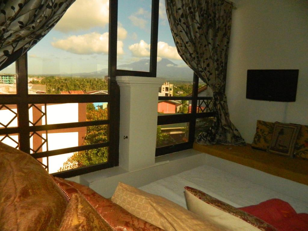 The Saint Joseph Residential Suites Лусена Стая снимка